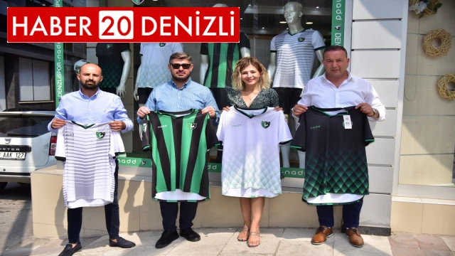 A. Denizlispor Başkanı Uz, kulübün resmi ürünlerinin satıldığı mağazaları ziyaret etti