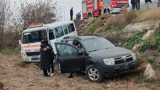 Çarpışan araçlar tarlaya uçtu: 7 yaralı