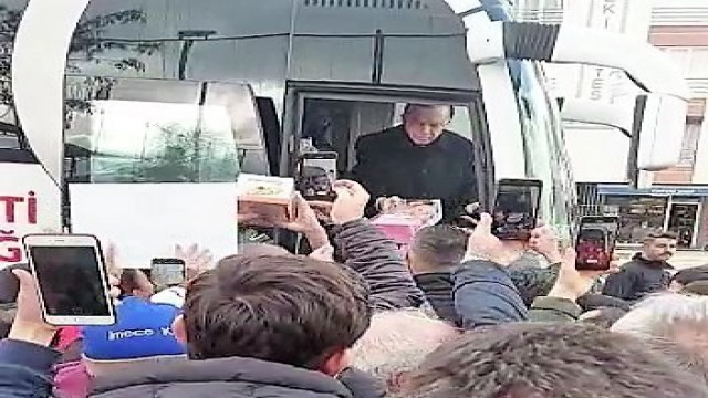 Cumhurbaşkanı Erdoğan, Denizli’de çocukları sevindirdi