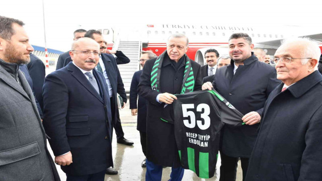 Cumhurbaşkanı Recep Tayyip Erdoğan’a Denizlispor forması hediye edildi