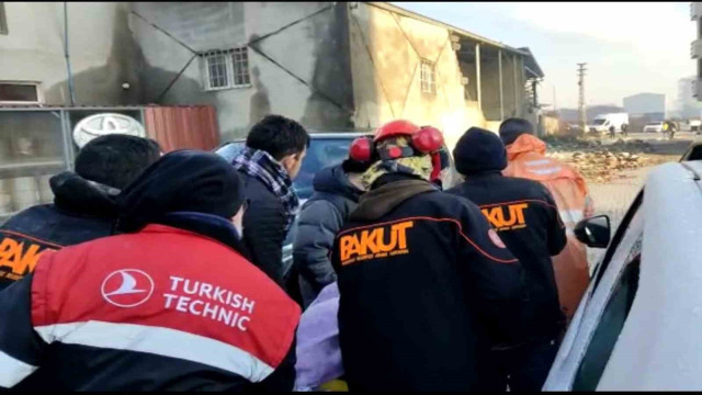 PAKUT enkazdan 3 kişiyi sağ olarak kurtardı