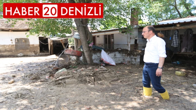Çizmeleri giyen Başkan Örki sel mağdurlarının yardımına koştu
