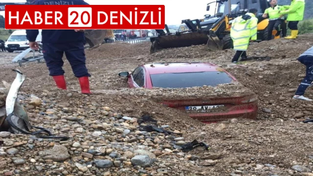 Denizli'de selin getirdiği çamur yoldan geçen araçları yuttu: 1 ölü