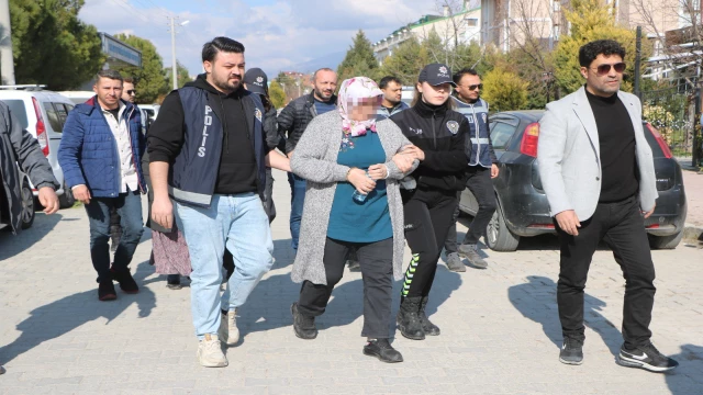 İKİ KADIN KOMŞULARINI 3 BİLEZİK İÇİN ÖLDÜRMÜŞ