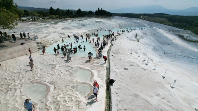Kuraklık ve denetimsiz jeotermal su kullanımı beyaz cennet Pamukkale'yi karartıyor