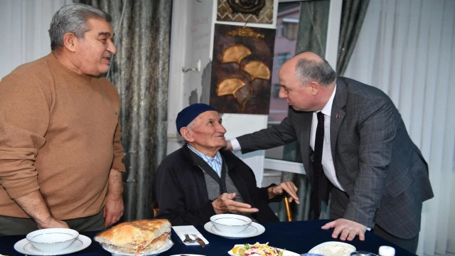 Denizli Valisi Coşkun huzurevi sakinleriyle iftar yaptı