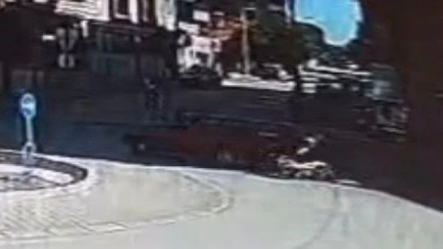 Aniden kavşağa giren otomobil, kadın motosiklet sürücüne çarptı