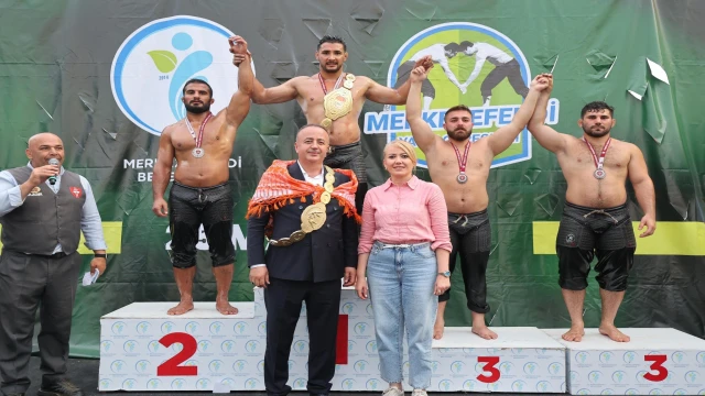 Merkezefendi’de başpehlivan Mustafa Taş oldu