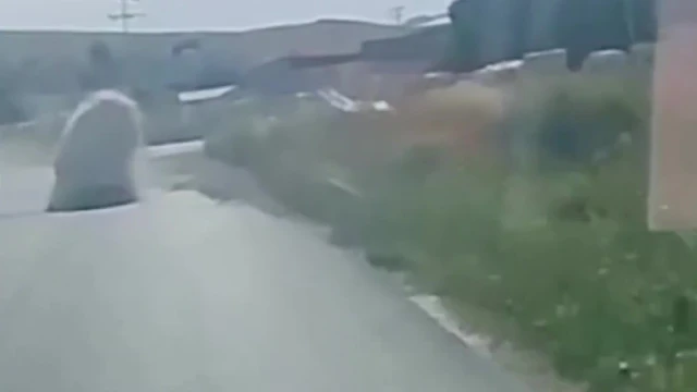 Tonlarca ağırlıktaki mermer bloğun altında ezilmekten saniyelerle kurtuldu