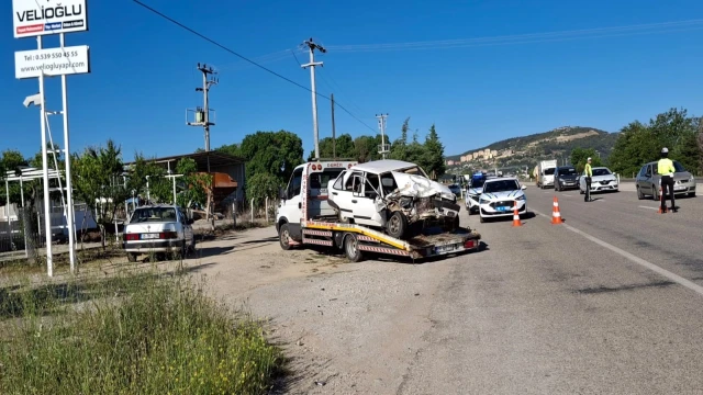 Tütün işçilerini taşıyan otomobil, hafif ticari araçla çarpıştı; 6 yaralı