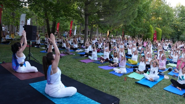 Denizli'de 300 kadın aynı anda yoga yaptı