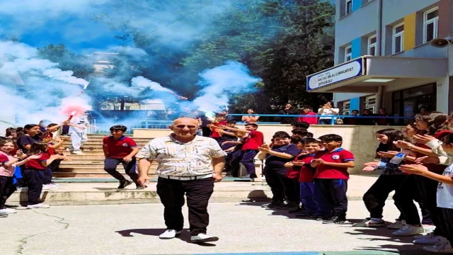 Meşale ve konfetilerle uğurlanan emektar öğretmenden duygulandıran öğütler