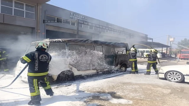 Seyir halindeki minibüs alev alev yandı
