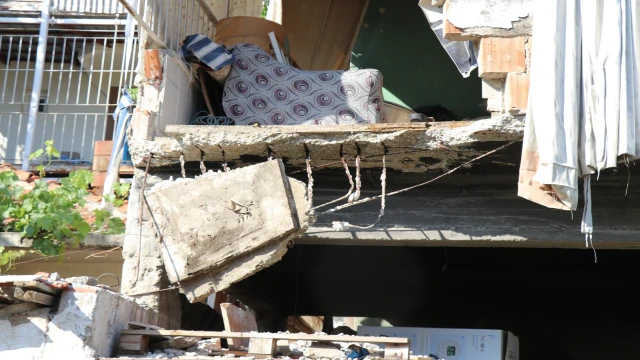 Taşıma işlemi yapılan evin balkonu çöktü: 3 yaralı