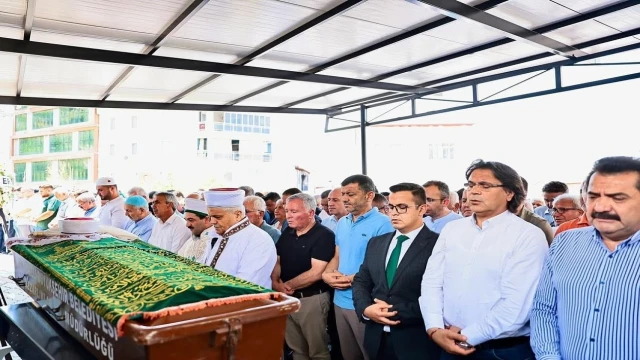Başkan Kepenek’in annesi son yolculuğuna dualarla uğurlandı