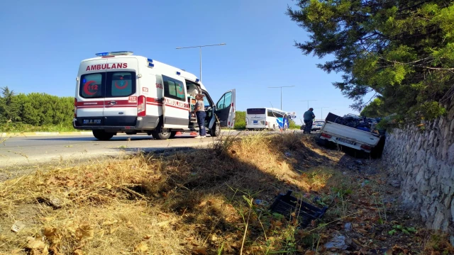 Kamyonet yoldan çıktı: Baba ve oğlu yaralandı