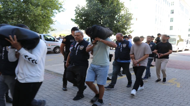 Önce eskort, sonra avukat olduklarını söyleyerek 11 milyon dolandırdılar