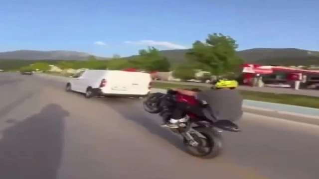 Plakasız motosikletle akrobasi hareketi yapan sürücüye, Trafik Kanunu'nun çeşitli maddelerinden ceza uygulandı