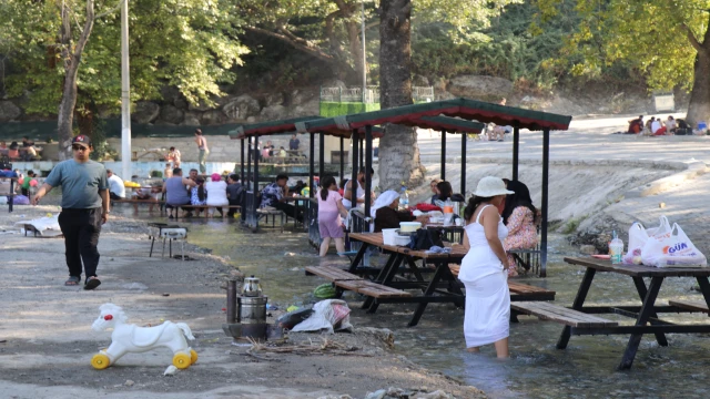 Sıcaklardan bunalan Denizlililer mesire alanlarına akın etti