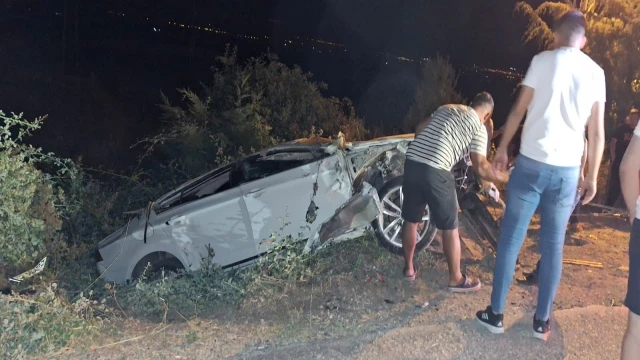 Tofaş'ın arkasına bağlanan aydınlatmasız römork kazaya neden oldu: 2 yaralı
