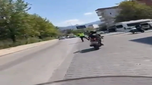 Abartılı egzozlu motosiklet trafikten men edilirken, sürücüye 11 bin lira ceza kesildi