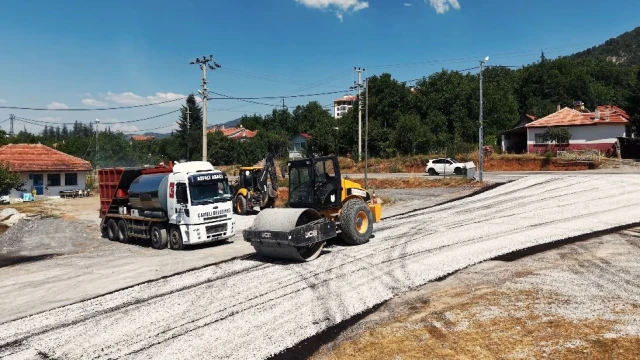 Çameli Belediyesi kendi imkanlarıyla kırsal mahalleleri asfaltla buluşturuyor