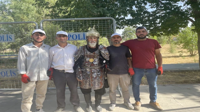Denizli'den gidip savaş kıyafetitle Malazgirt Kalesini yeniden fethetti