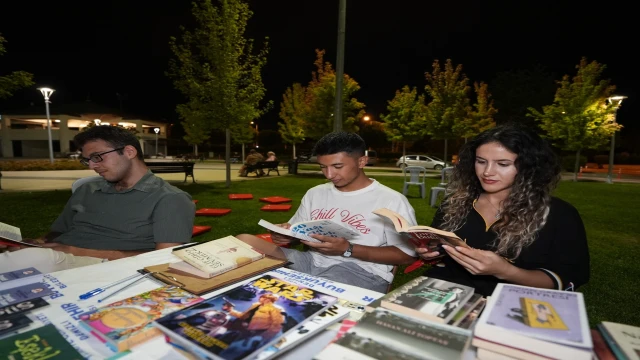 Kitapseverler sessiz okuma etkinliğinde bir araya geldi