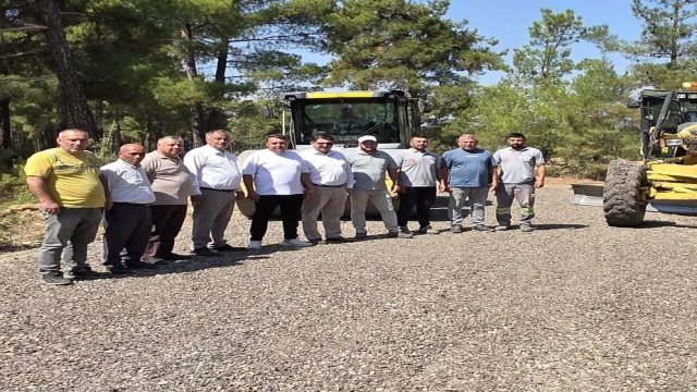 Beyağaç Belediye Başkanı Sezayi Pütün asfaltlama çalışmalarını yerinde inceliyor