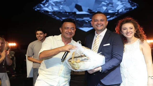 Çivril Elma Festivalinde Cem Adrian unutulmaz gece yaşattı