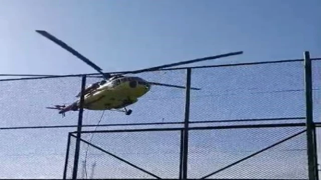Saatlerdir alevlere su atan helikopterler yakıt ikmalini stadyumda yapıyor