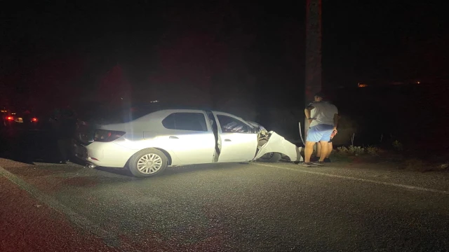 Seyir halinde lastiği patlayan otomobil elektrik direğine çarptı; 1 yaralı
