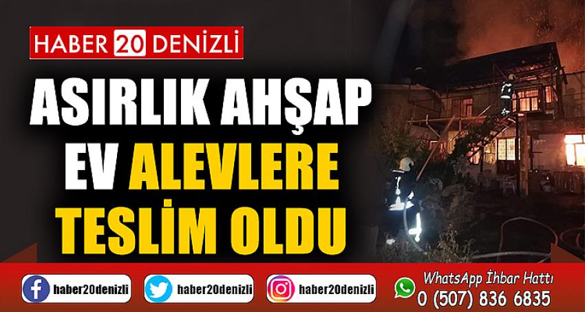 Asırlık ahşap ev alevlere teslim oldu