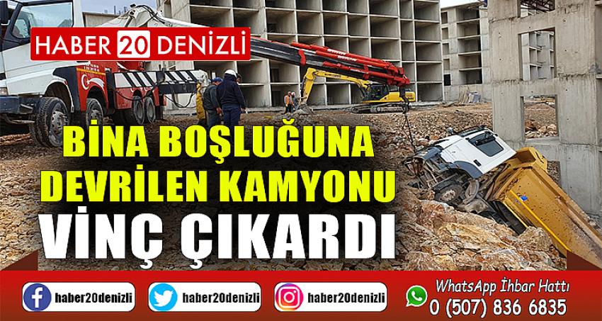 Bina boşluğuna devrilen kamyonu vinç çıkardı