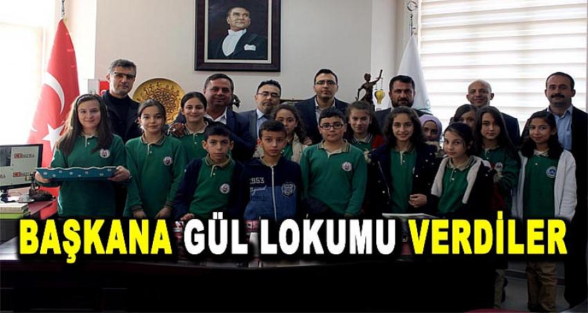 BAŞKANA GÜL LOKUMU VERDİLER