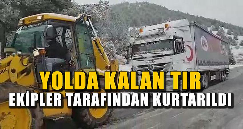 YOLDA KALAN TIR EKİPLER TARAFINDAN KURTARILDI