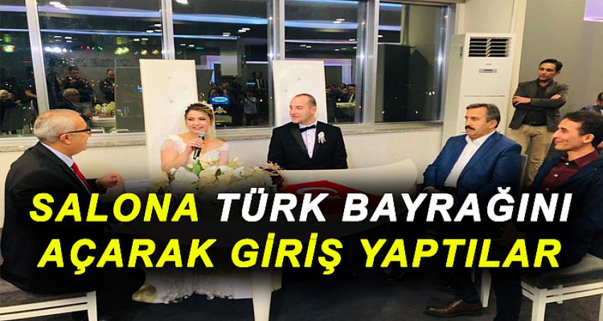 SALONA TÜRK BAYRAĞINI AÇARAK GİRİŞ YAPTILAR