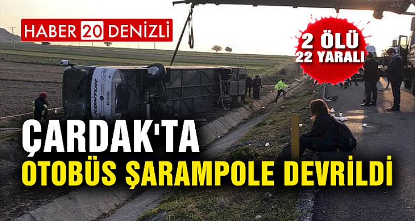 ÇARDAK'TA OTOBÜS ŞARAMPOLE DEVRİLDİ