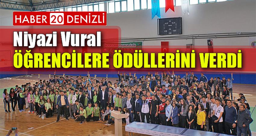 NİYAZİ VURAL ÖĞRENCİLERE ÖDÜLLERİNİ VERDİ