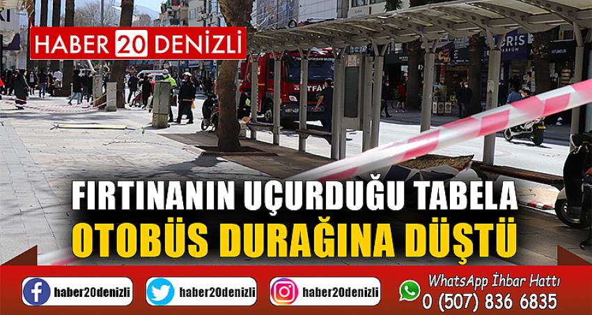 Fırtınanın uçurduğu tabela otobüs durağına düştü