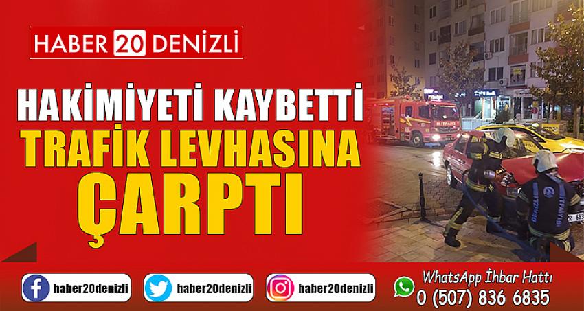 Hakimiyeti kaybetti, trafik levhasına çarptı