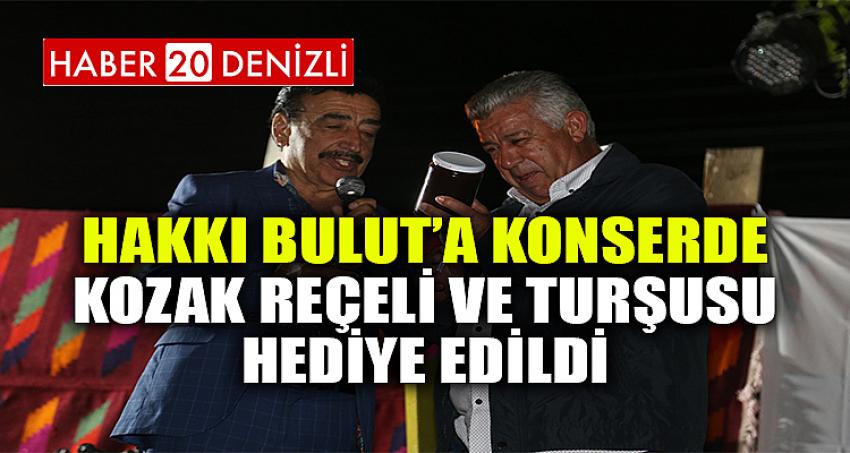 Hakkı Bulut’a konserde Kozak Reçeli ve turşusu hediye edildi