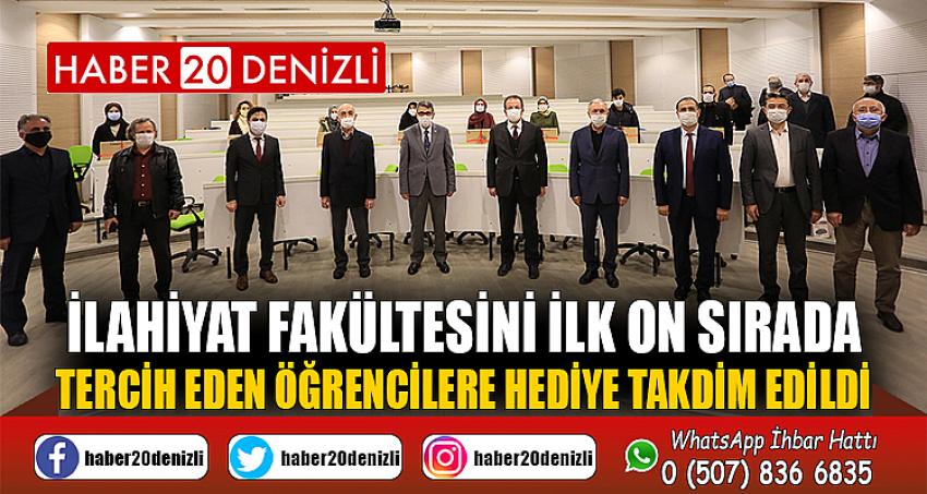 İlahiyat Fakültesini İlk On Sırada Tercih Eden Öğrencilere Hediye Takdim Edildi