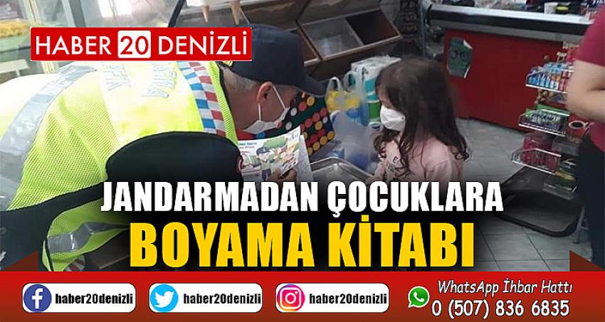 Jandarma çocuklara trafik kurallarını öğreten boyama kitabı hediye etti