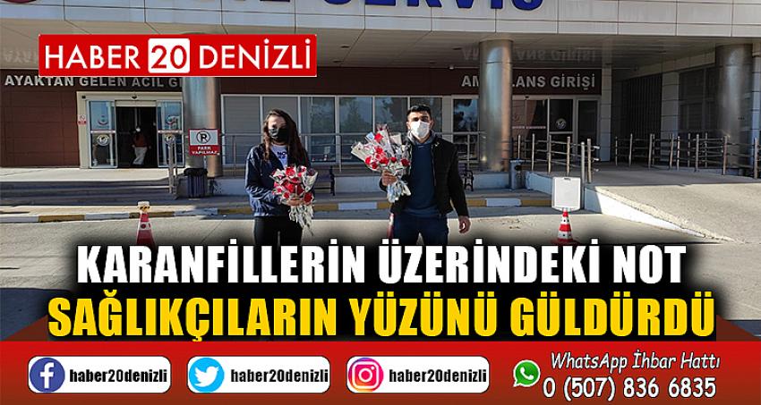 Karanfillerin üzerindeki not sağlıkçıların yüzünü güldürdü