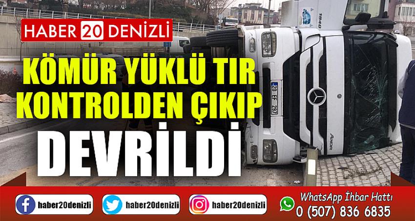 Kömür yüklü tır kontrolden çıkıp devrildi