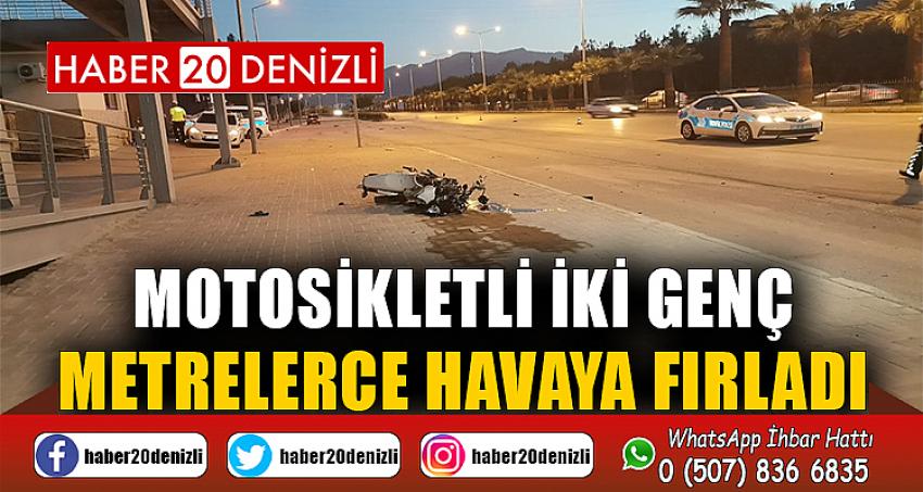 Motosikletli iki genç metrelerce havaya fırladı