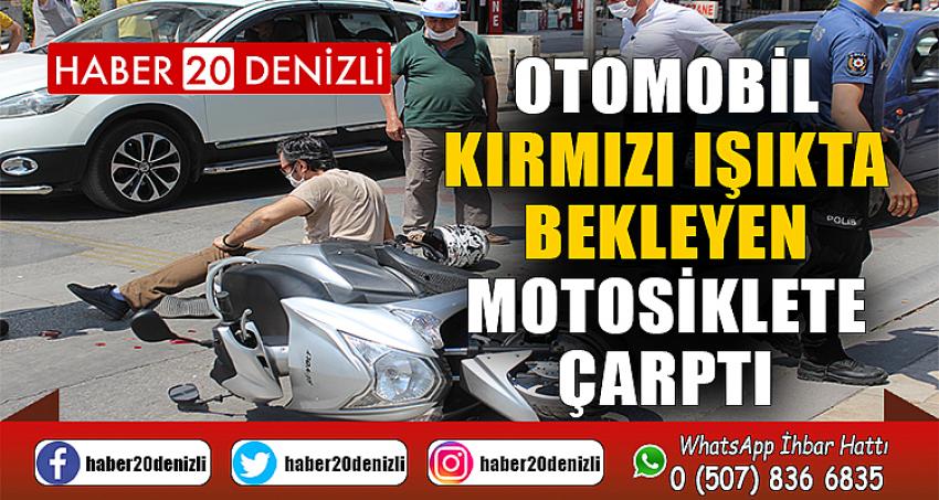 Otomobil kırmızı ışıkta bekleyen motosiklete çarptı