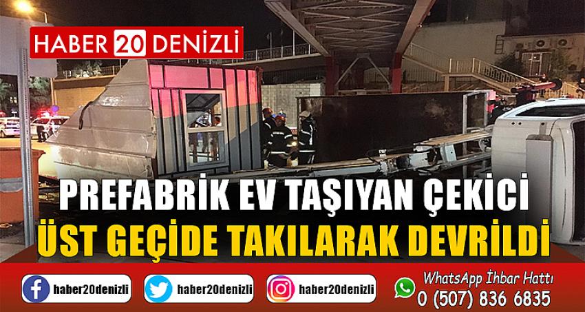 Prefabrik ev taşıyan çekici üst geçide takılarak devrildi