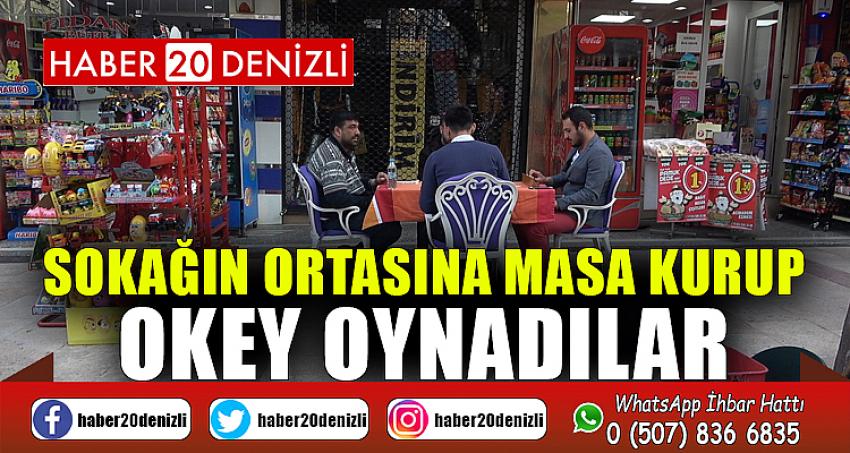 Sokağın ortasına masa kurup okey oynadılar